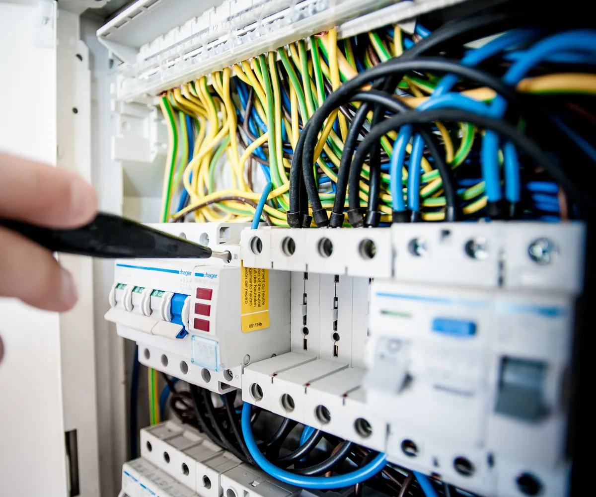 Elektrik panosu üzerinde yapılan bakım ve bağlantı kontrolü