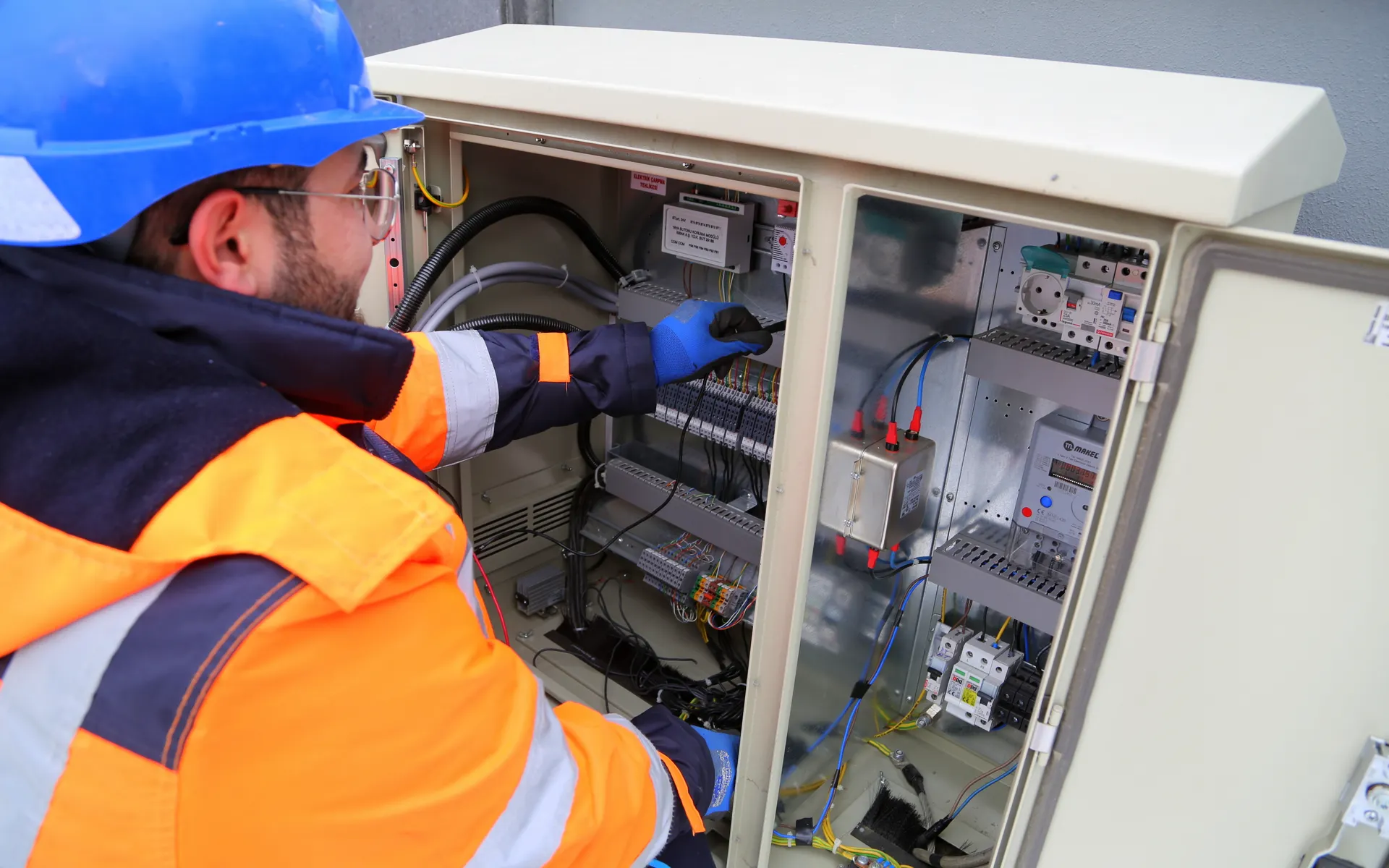 Elektrik panosunda kontrol yapan profesyonel elektrik ustası
